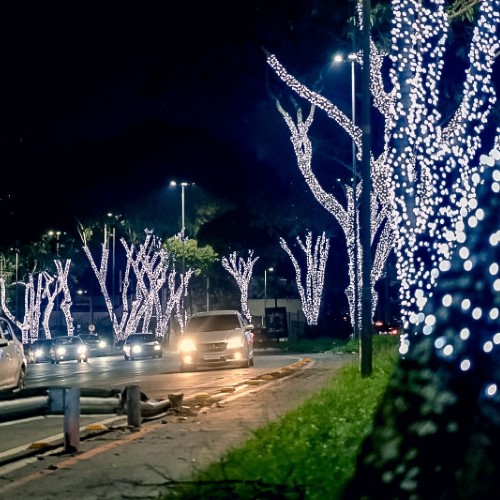 Clima natalino começa a tomar conta de Volta Redonda com instalação de iluminação especial